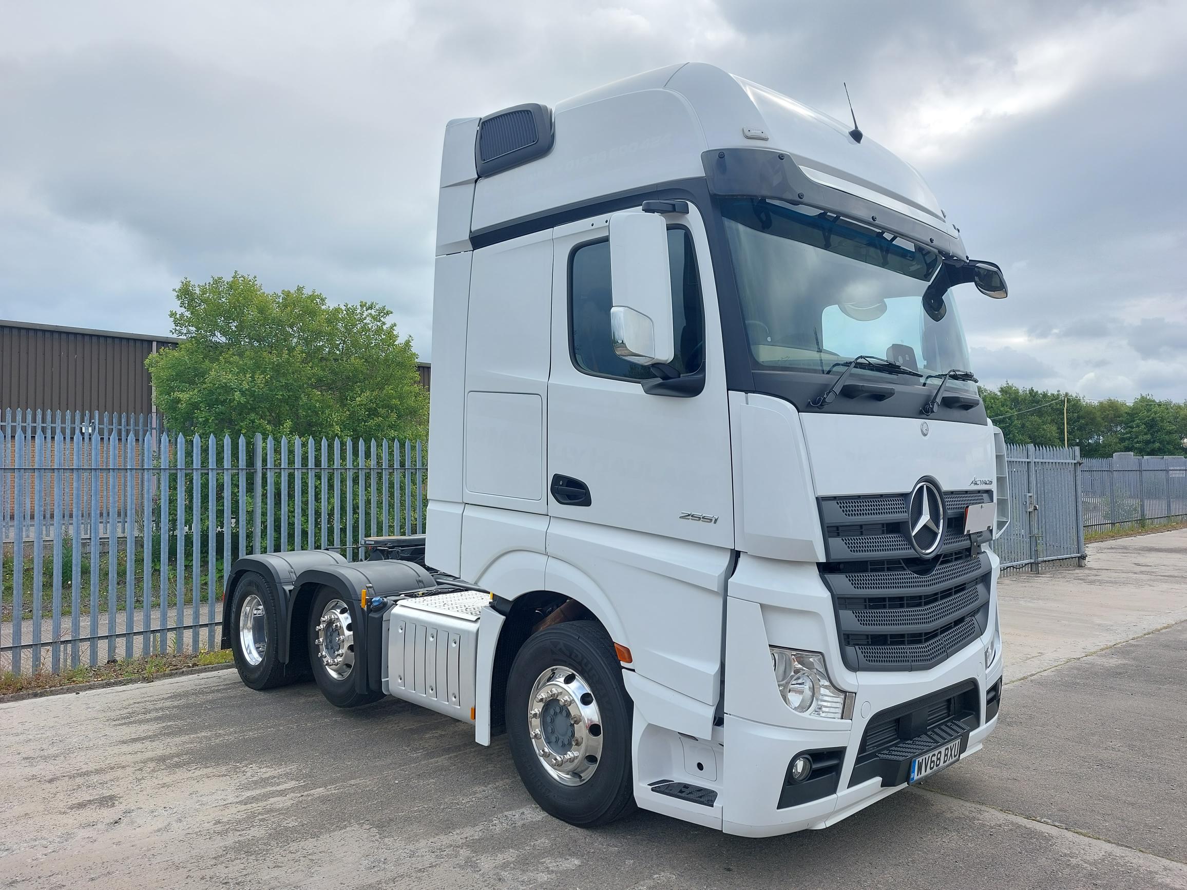 2018 (68) Mercedes Actros, Euro 6, 510bhp, Gigaspace Single Sleeper Cab, 4m Wheelbase, Automatic Gearbox, Air Con, Cruise Control, Steering Wheel Controls, Electric Mirrors & Windows, Fridge, Microwave, Warranty & Finance Options Available.