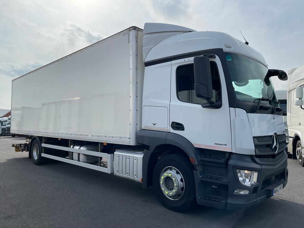 2017 (67) Mercedes Actros Boxvan Tailift, 18 Tonne, Euro 6, 240bhp, Automatic Gearbox, Single Sleeper Cab, Steering Wheel Controls, Cruise Control, Bridgade Camera System, Dhollandia Tuckunder Tailift (1500kg Capacity), Roller Shutter Rear Door, Finance & Warranty Options Available.