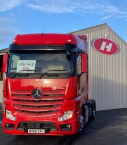 2018 (68) Mercedes Actros 2545, Euro 6, 450bhp, Bigspace Single Sleeper Cab, Mid-Lift Axle, Automatic Gearbox, Alloy Wheels, 3.9m Wheelbase, Fridge, Air Con, Cruise Control, Steering Wheel Controls, Red seat belt. Choice & Warranty Available, Finance Options also Available.