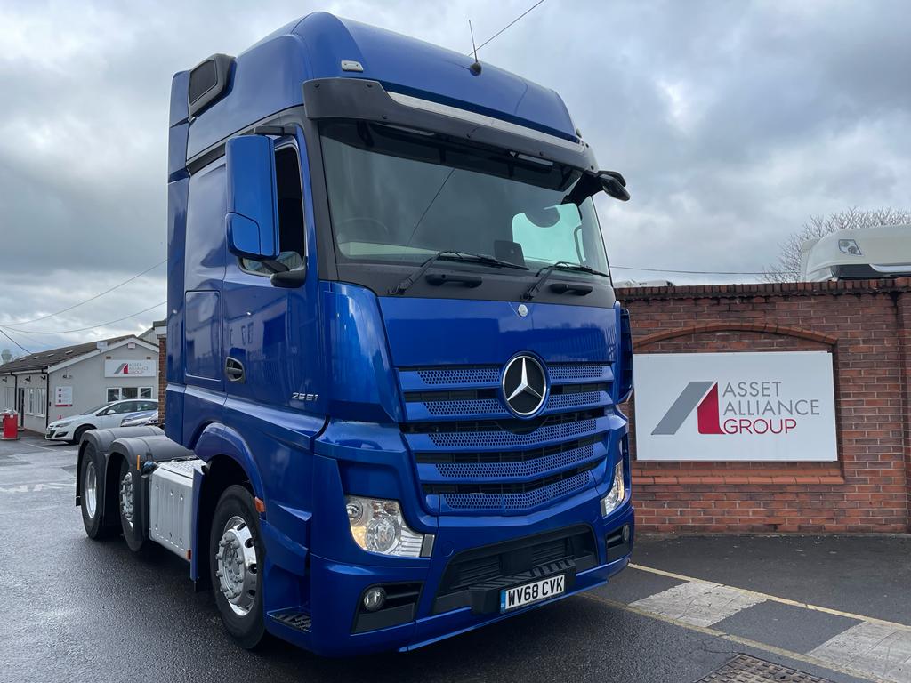 2018 (68) Mercedes Actros 2551, Euro 6, 510bhp, Gigaspace Sleeper Cab, Automatic Gearbox, Air Con, Cruise Control, Steering Wheel Controls, Electric Mirrors/Windows, Radio/USB, Fridge, Low Mileage, Alloy Wheels & Custom Metallic Blue Paint, Warranty & Finance Options Available.