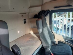 2018-68-mercedes-1824-tail-lift-box-van-1000000520