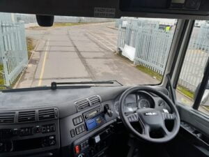 2016-daf-cf370-26-tonne-sleeper-cab-tail-lift-fridge-pf16-ucm-11