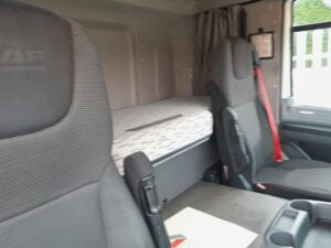 2016-daf-cf370-26-tonne-sleeper-cab-tail-lift-fridge-pf16-ucm-8