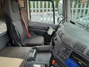 2016-daf-cf370-26-tonne-sleeper-cab-tail-lift-fridge-pf16-ucm-9