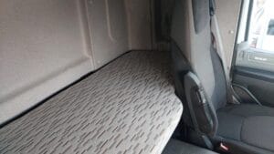 year-2016-16-plate-daf-cf250-sleeper-18-tonne-tail-lift-curtainsider-sold-gl16-lnx-8