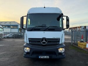 2018-mercedes-benz-actros-1824-18t-box-20251113_160633881_ios