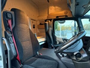 2018-mercedes-benz-actros-1824-18t-box-20251113_160836687_ios