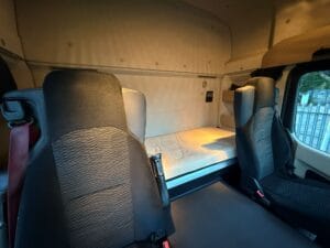 2018-mercedes-benz-actros-1824-18t-box-20251113_160907377_ios