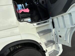 2021-daf-xf480-midlift-6x2-super-space-tractor-unit-20260116_120004566_ios