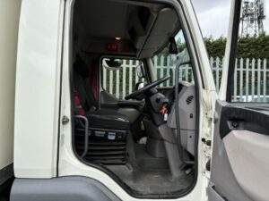 2022-daf-lf180-7-5t-box-tail-lift-20260804_095735500_ios