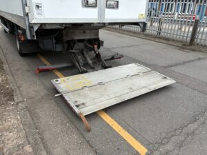 2022-daf-lf180-7-5t-box-tail-lift-20260804_095910903_ios