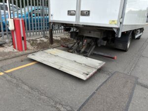 2022-daf-lf180-7-5t-box-tail-lift-20260804_095917807_ios