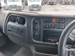 2022-daf-lf180-7-5t-box-tail-lift-1000008970